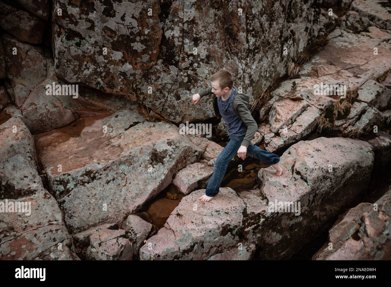 Escursione per bambini lungo la scogliera rocciosa Foto Stock