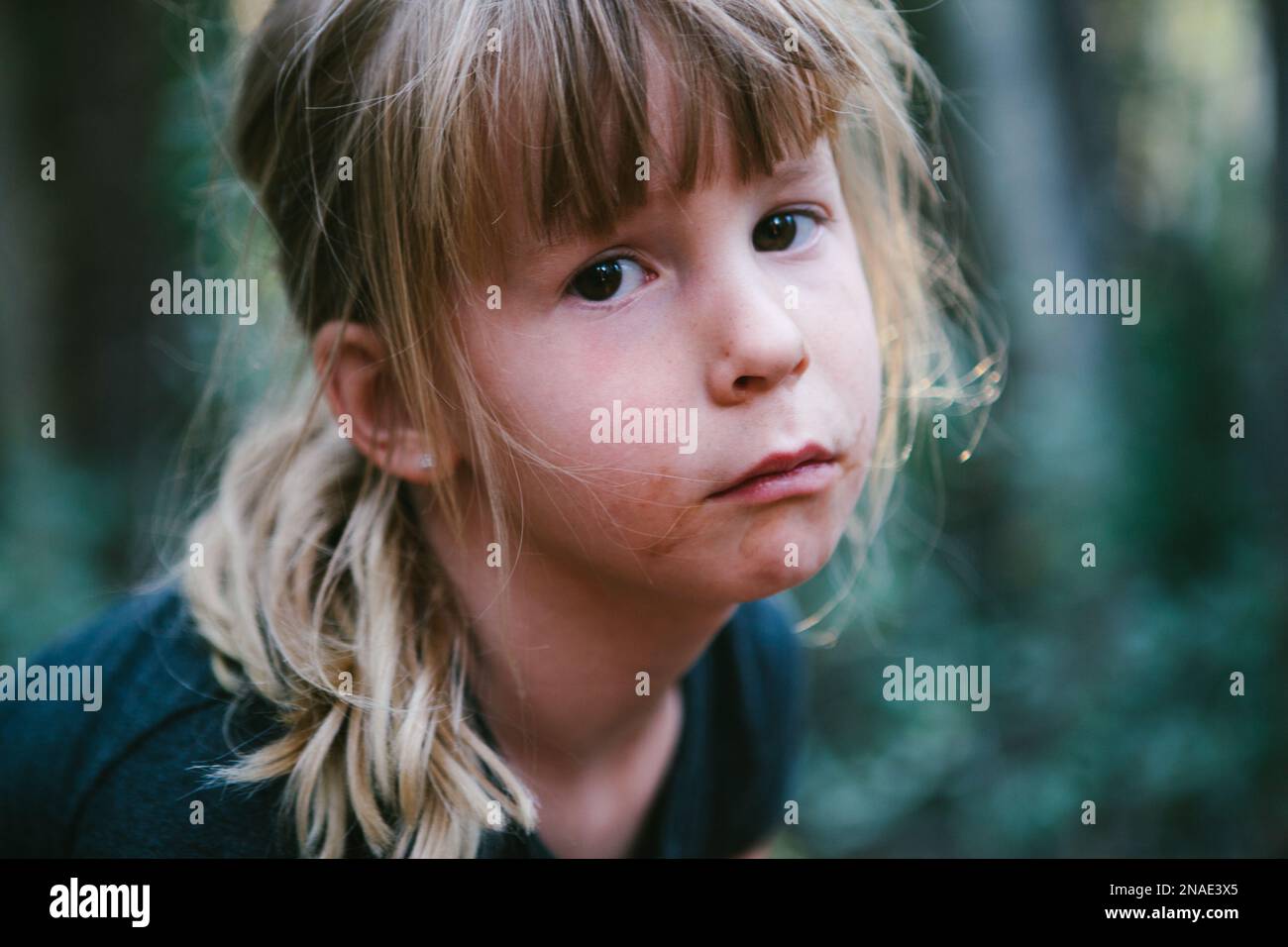 Ragazza bambino gioca nella foresta e si sporca e si diverte in natura Foto Stock