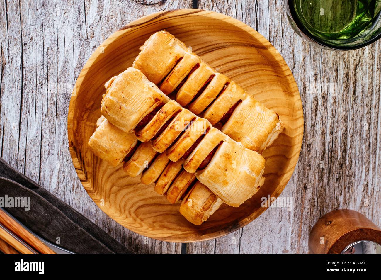 salsiccia fatta in casa in un piatto Foto Stock