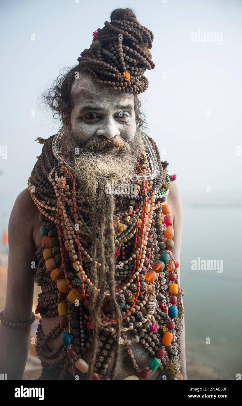 Sadhu coperto di cenere e indossare perle Foto Stock