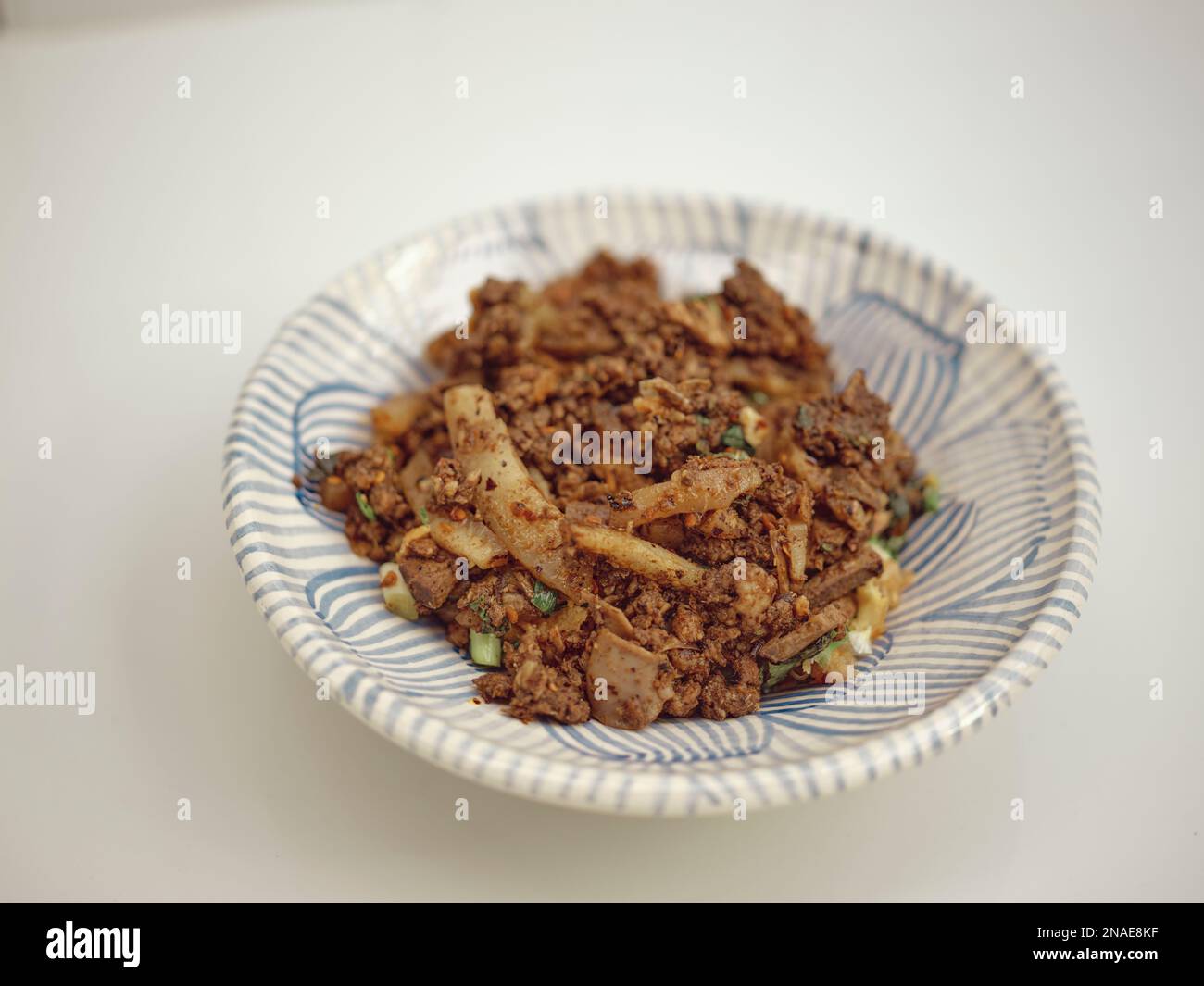 Cibo tailandese settentrionale, insalata di maiale piccante tritata (Larb Moo Kua) Foto Stock