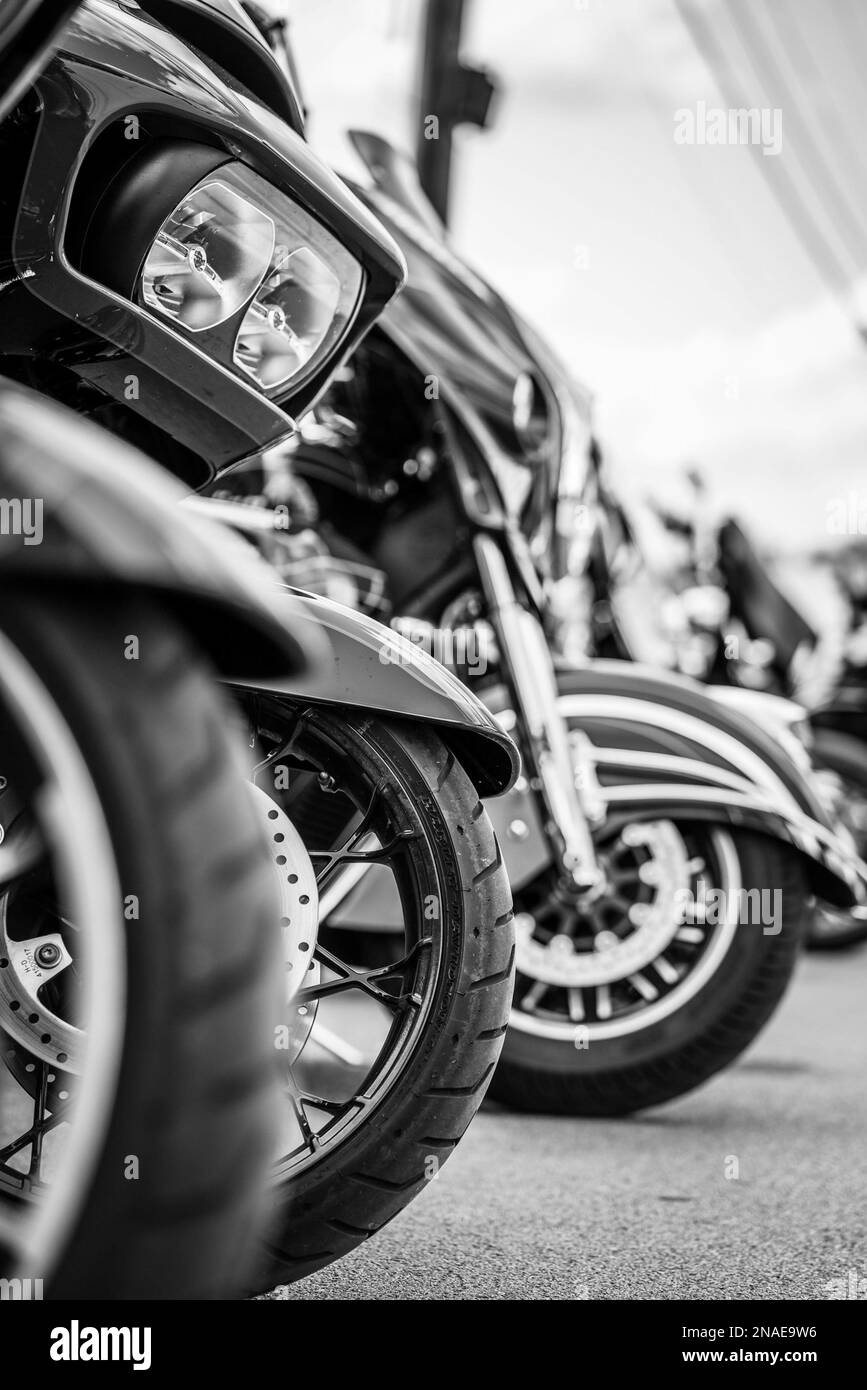 Linea di motociclette in bianco e nero Foto Stock