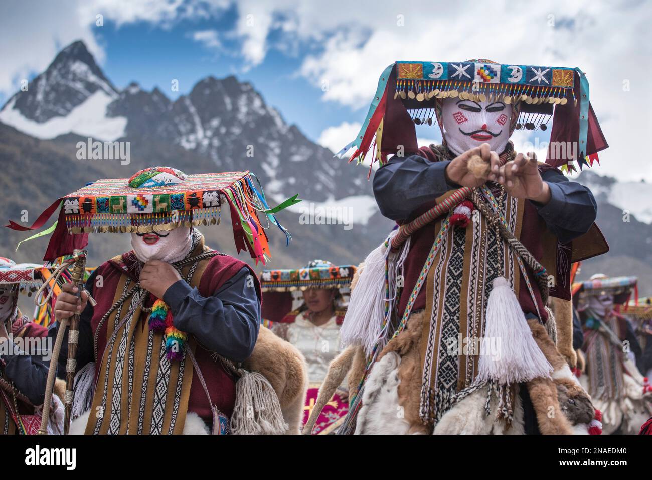 Ukukus in costume da festival tradizionale, parte della mitologia Inca; Cuzco, Perù Foto Stock