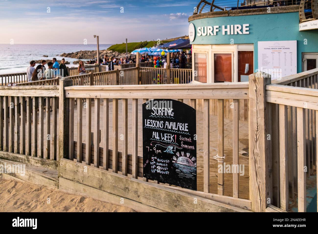 Un cartello che fa pubblicità ai tempi delle lezioni di surf presso l'edificio Fistral Surf Hire di Newquay in Cornovaglia nel Regno Unito in Europa Foto Stock