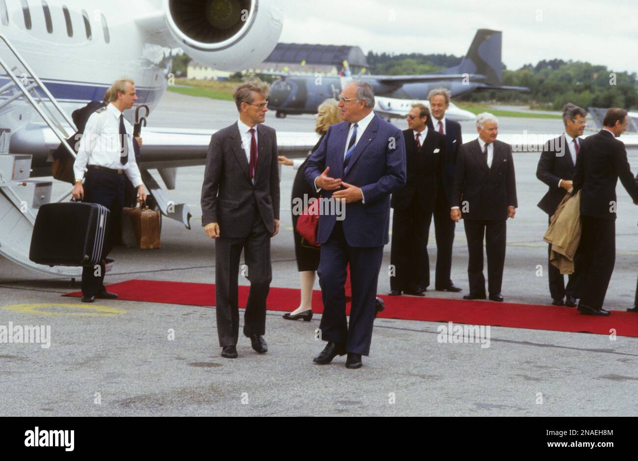 Helmut Kohl il cancelliere tedesco e cristiano-democratico arriva all'aeroporto di Stoccolma Bromma e incontra il primo ministro svedese Ingvar Carlsson Foto Stock
