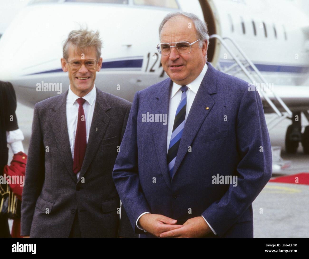 Helmut Kohl il cancelliere tedesco e cristiano-democratico arriva all'aeroporto di Stoccolma Bromma e incontra il primo ministro svedese Ingvar Carlsson Foto Stock