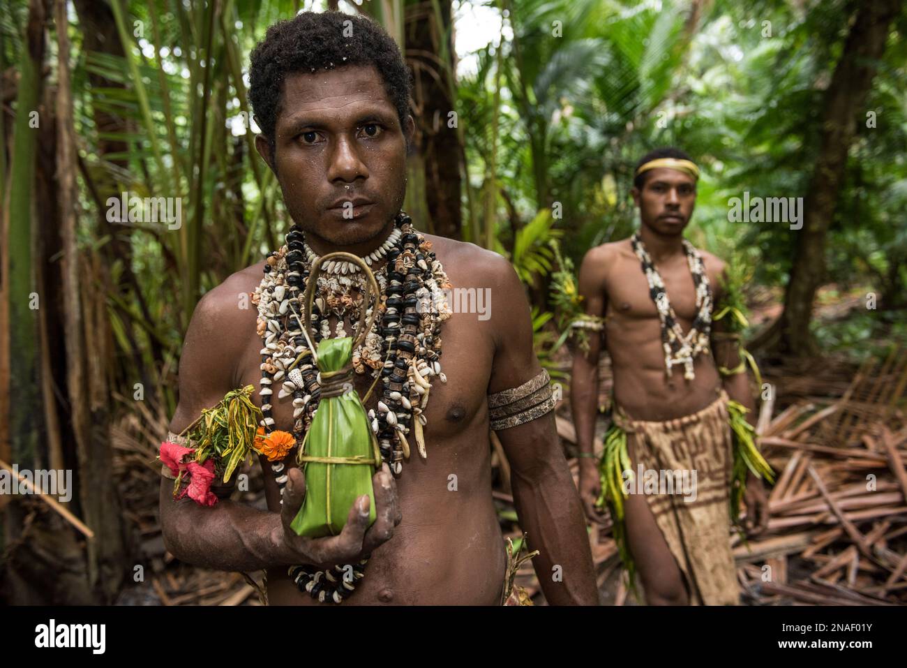 Uomini della tribù Kafure nella zona del porto di McClaren in Papua nuova Guinea; McClaren Harbor, Karafe District, Papua nuova Guinea Foto Stock