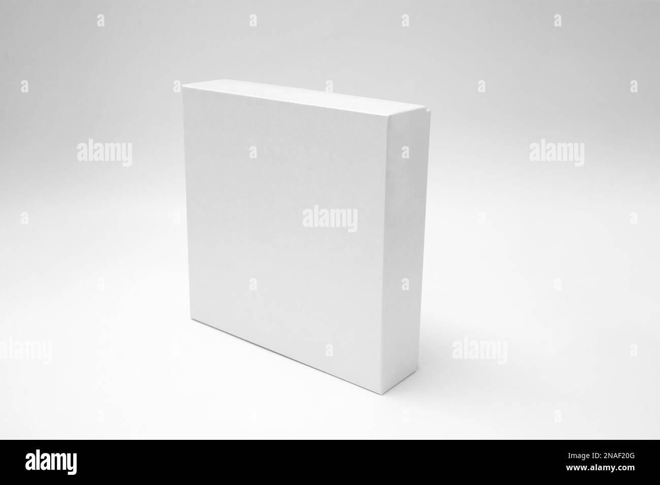 Scatola con texture bianche, mockup regalo su sfondo bianco. Foto ad alta risoluzione. Confezione del prodotto bianca vuota - Mock-up. Contenitore, modello di imballaggio su w Foto Stock