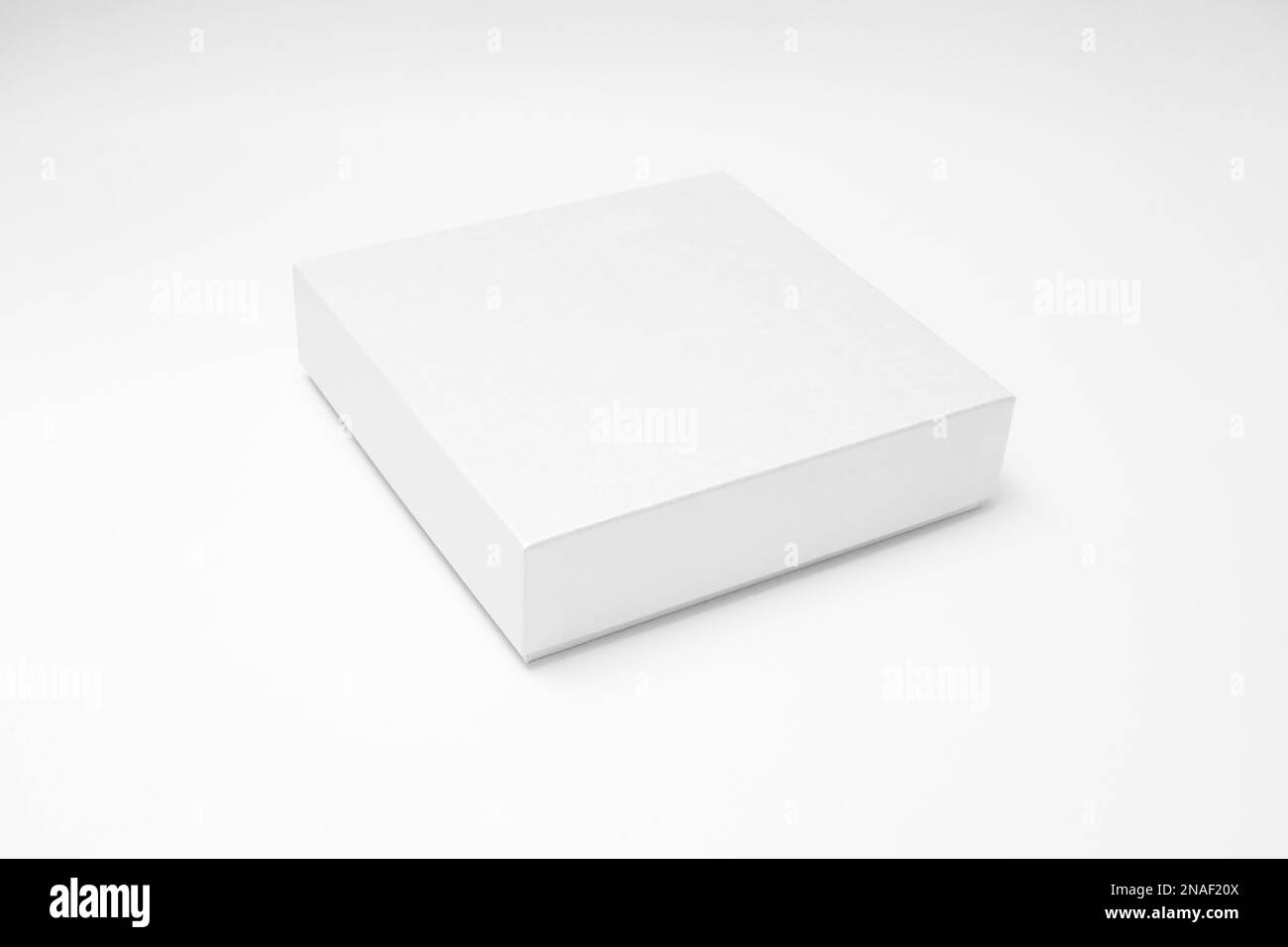 Scatola con texture bianche, mockup regalo su sfondo bianco. Foto ad alta risoluzione. Confezione del prodotto bianca vuota - Mock-up. Contenitore, modello di imballaggio su w Foto Stock