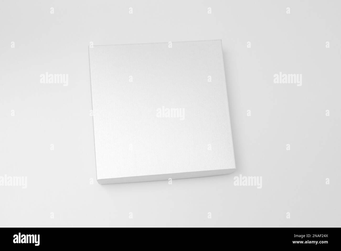 Scatola con texture bianche, mockup regalo su sfondo bianco. Foto ad alta risoluzione. Confezione del prodotto bianca vuota - Mock-up. Contenitore, modello di imballaggio su w Foto Stock