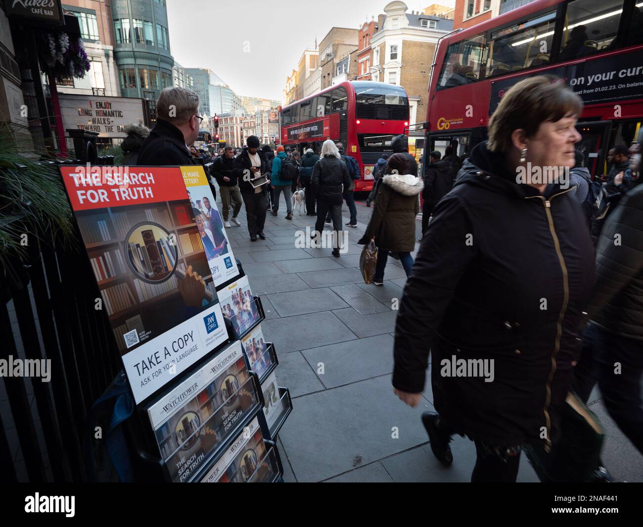 Geova è testimone della torre di guardia, bancarella di riviste fuori Liverpool Street, stazione ferroviaria di Londra nella città di Londra Foto Stock