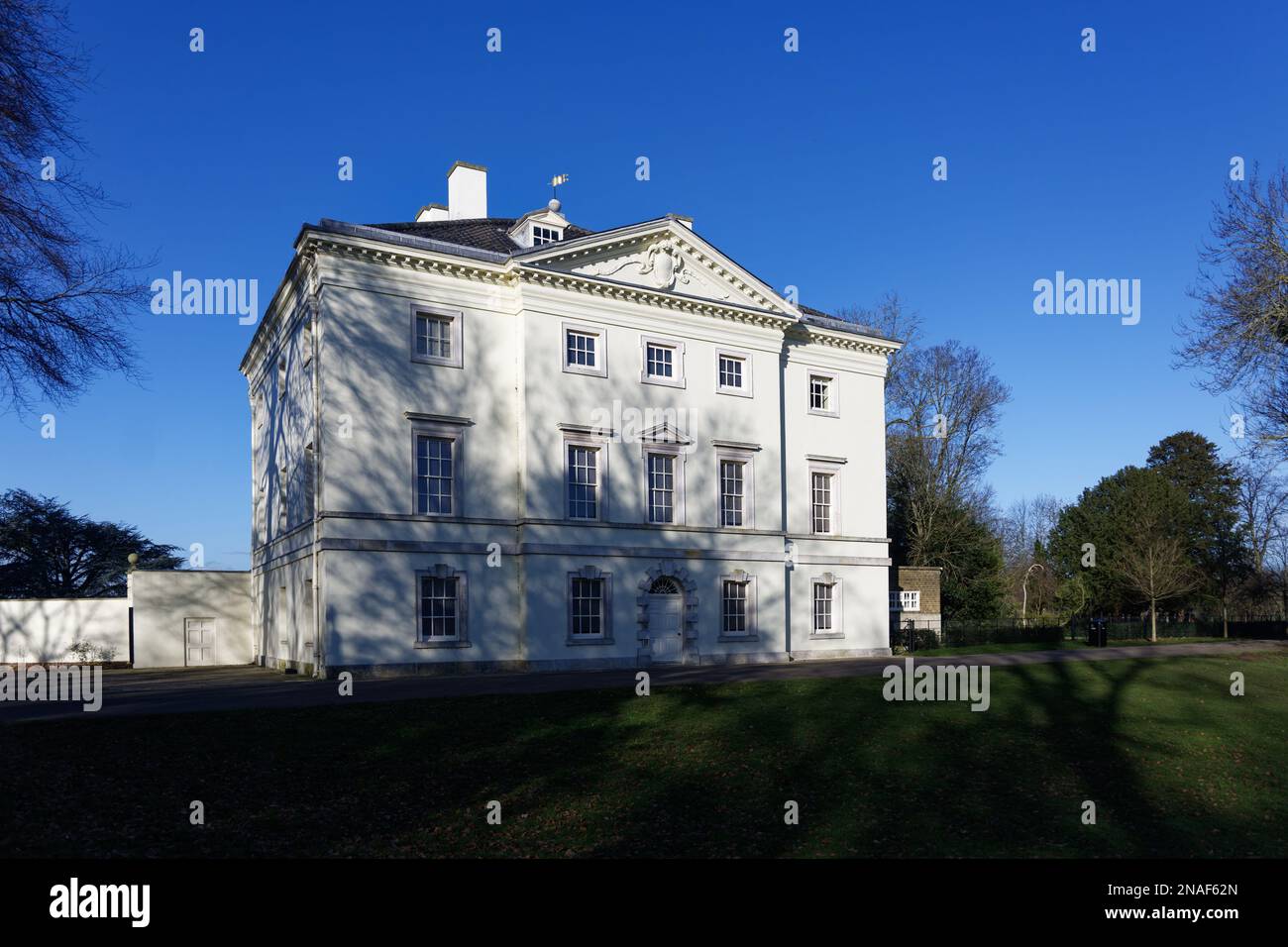 English Heritage Building Marble Hill House, cielo blu e ombre sugli alberi sulle pareti bianche, Twickenham, Inghilterra Foto Stock