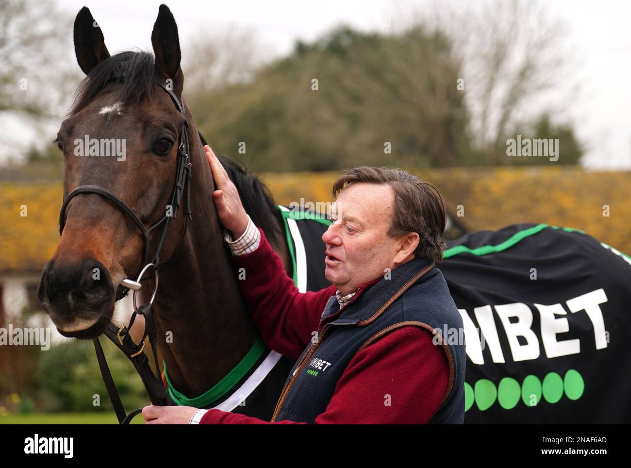 Allenatore Nicky Henderson e Constitution Hill durante una visita alle scuderie di Nicky Henderson a Seven Barrows a Lambourn, Berkshire. Data immagine: Lunedì 13 febbraio 2023. Foto Stock