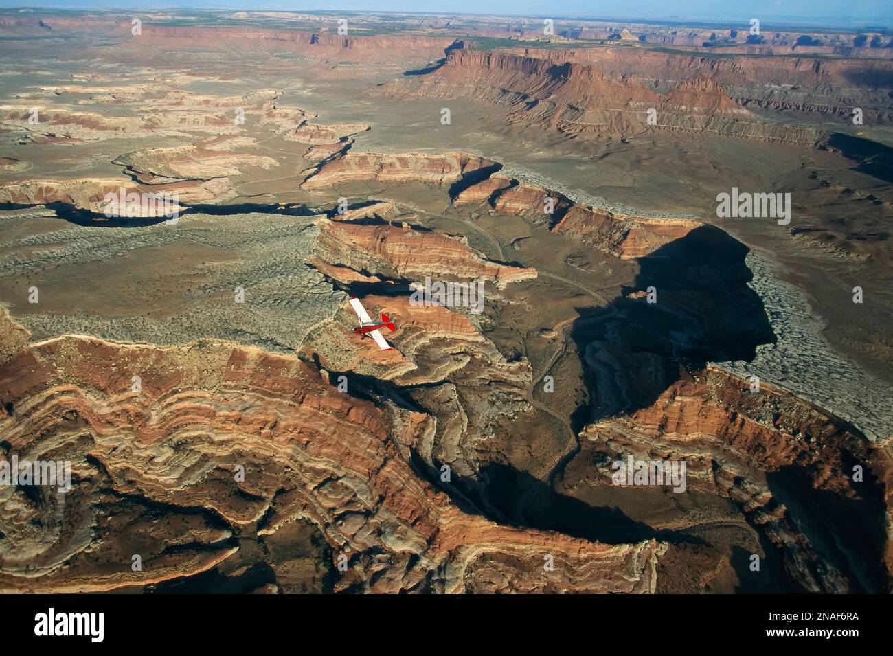 Un piccolo aereo vola sopra il Canyonlands National Park; Utah, Stati Uniti d'America Foto Stock