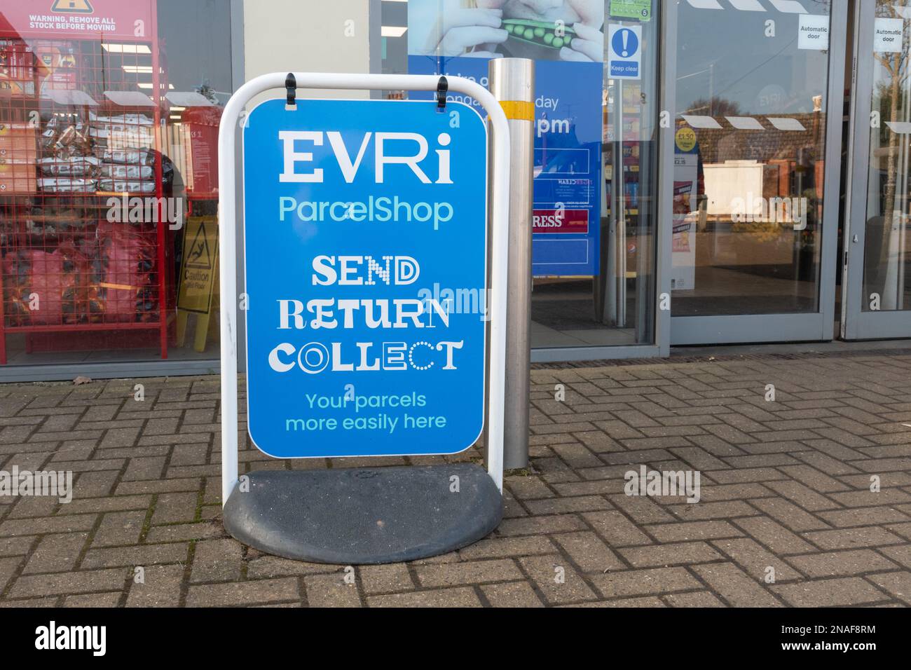 Cartello del negozio di pacchi Evri all'esterno di un minimarket per il prelievo e l'invio di pacchi, Inghilterra, Regno Unito Foto Stock