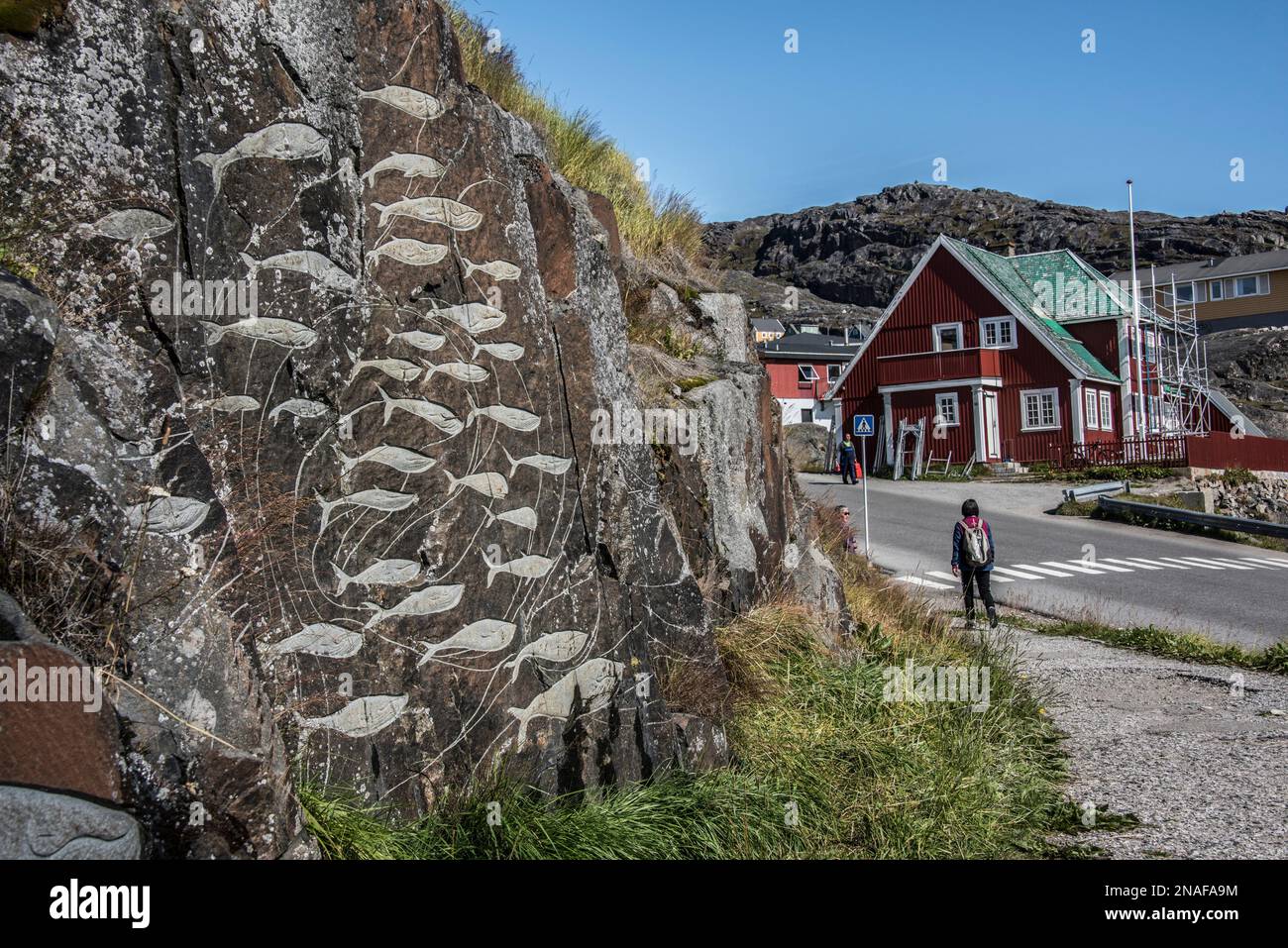 Disegno del pesce scolpito in una roccia nella città groenlandese di Qaqortoq; Qaqortoq, Groenlandia Foto Stock