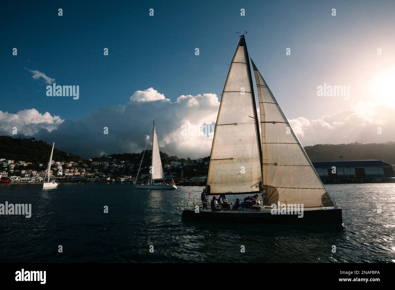 Naviga al largo dell'isola di Grenada nei Caraibi. Scena dal 2011 Mt. Gay Rum yacht Race, che circumnaviga l'isola di Grenada Foto Stock