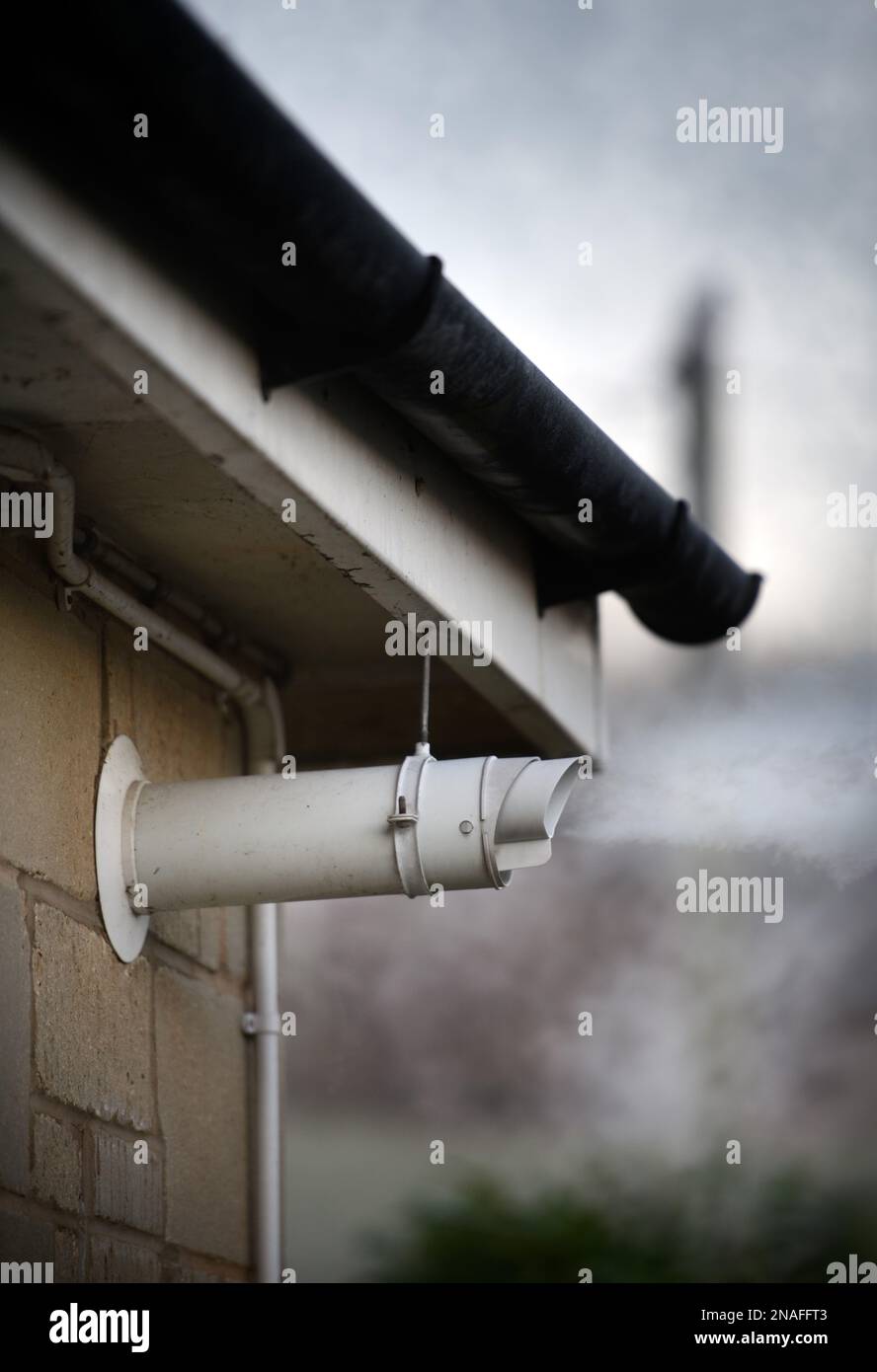 Uno sfiato del condotto di combustione della caldaia a gas. Foto Stock