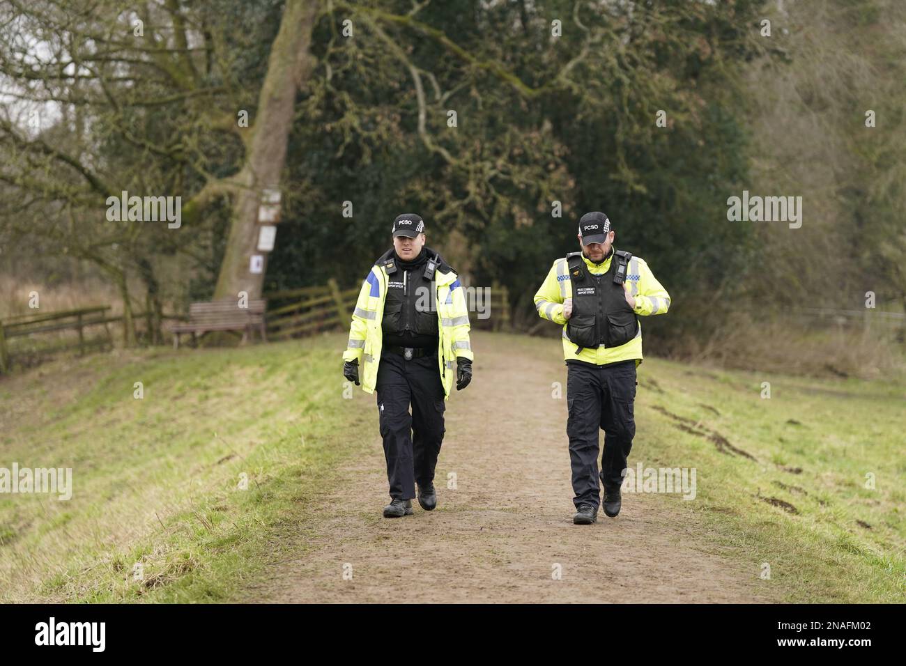 Attività della polizia nei pressi del fiume Wyre a San Michele su Wyre, Lancashire, mentre la polizia continua la ricerca della donna scomparsa Nicola Bulley, 45 anni, che è svanita il 27 gennaio mentre cammina la sua springer spaniel Willow poco dopo aver lasciato a scuola le sue figlie, di sei e nove anni. Data immagine: Lunedì 13 febbraio 2023. Foto Stock