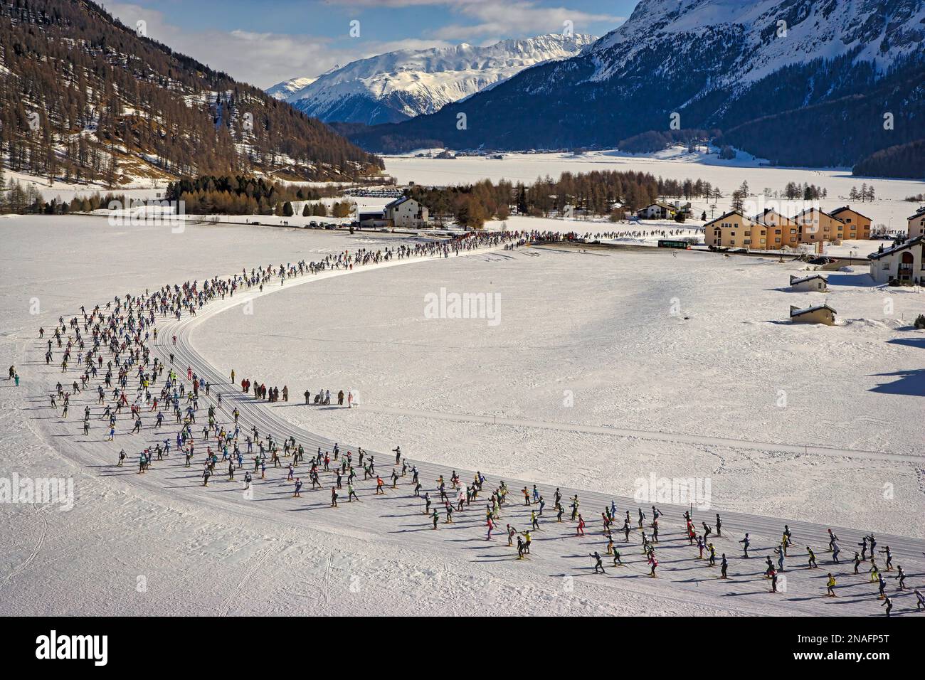 Veduta aerea di alcuni dei 16.000 partecipanti alla Ski Marathon mentre gli sciatori nordici camminano attraverso la ghiacciata alta valle dell'Engadina. L'evento invernale ne ha ... Foto Stock