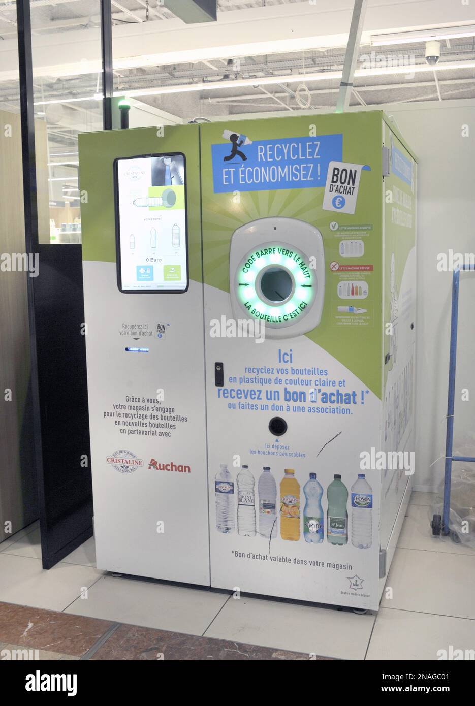 FRANCIA. SEINE-SAINT-DENIS (93) BAGNOLET. IL MARCHIO AUCHAN RETAIL E L'ACQUA DI SORGENTE CRISTALINA HANNO CREATO QUESTA MACCHINA PER IL RICICLAGGIO DELLE BOTTIGLIE DI PLASTICA Foto Stock