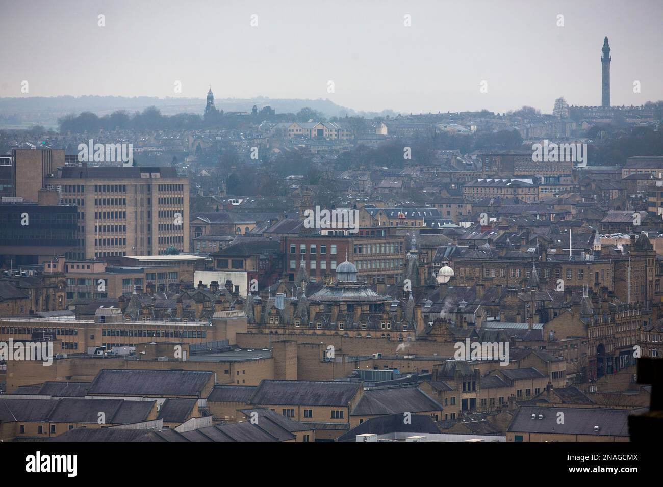 Halifax è una città del distretto metropolitano di Calderdale, nello Yorkshire occidentale, in Inghilterra. E 'il centro commerciale, culturale e amministrativo del quartiere, e la sede del Consiglio di Calderdale. Nel 15th ° secolo, la città divenne un centro economico del vecchio West Riding dello Yorkshire, principalmente nella produzione di lana. Halifax è la città più grande nel più ampio quartiere di Calderdale. Halifax era una fiorente cittadina di mulini durante la rivoluzione industriale. Foto Stock