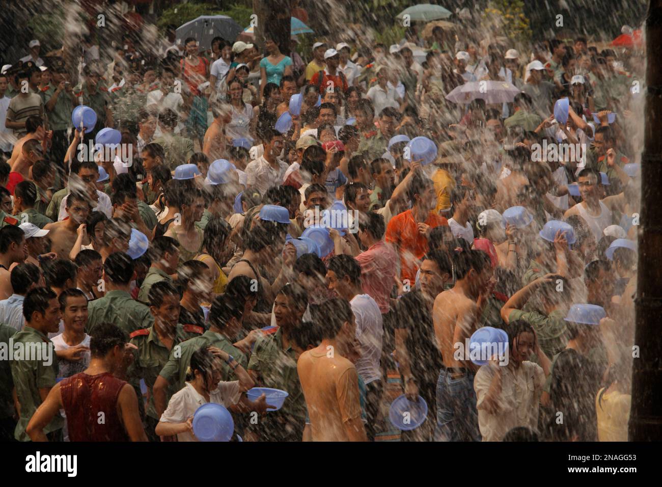 Battaglia d'acqua nei villaggi della cultura popolare cinese; Shenzhen, Guangdong, Cina Foto Stock