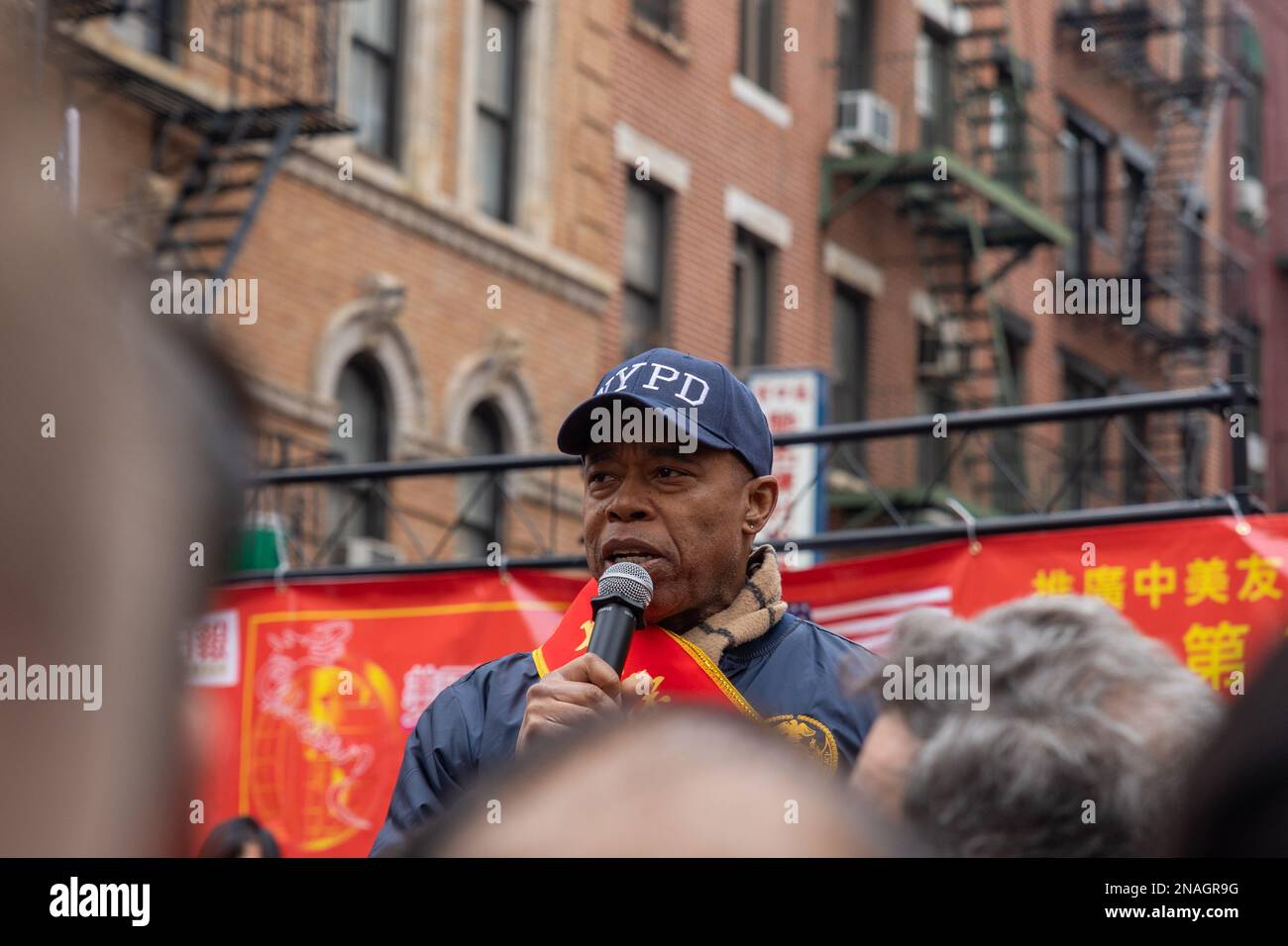 Un sindaco Eric Adams in piedi su un palco di fronte a un pubblico che li impegna con un discorso Foto Stock