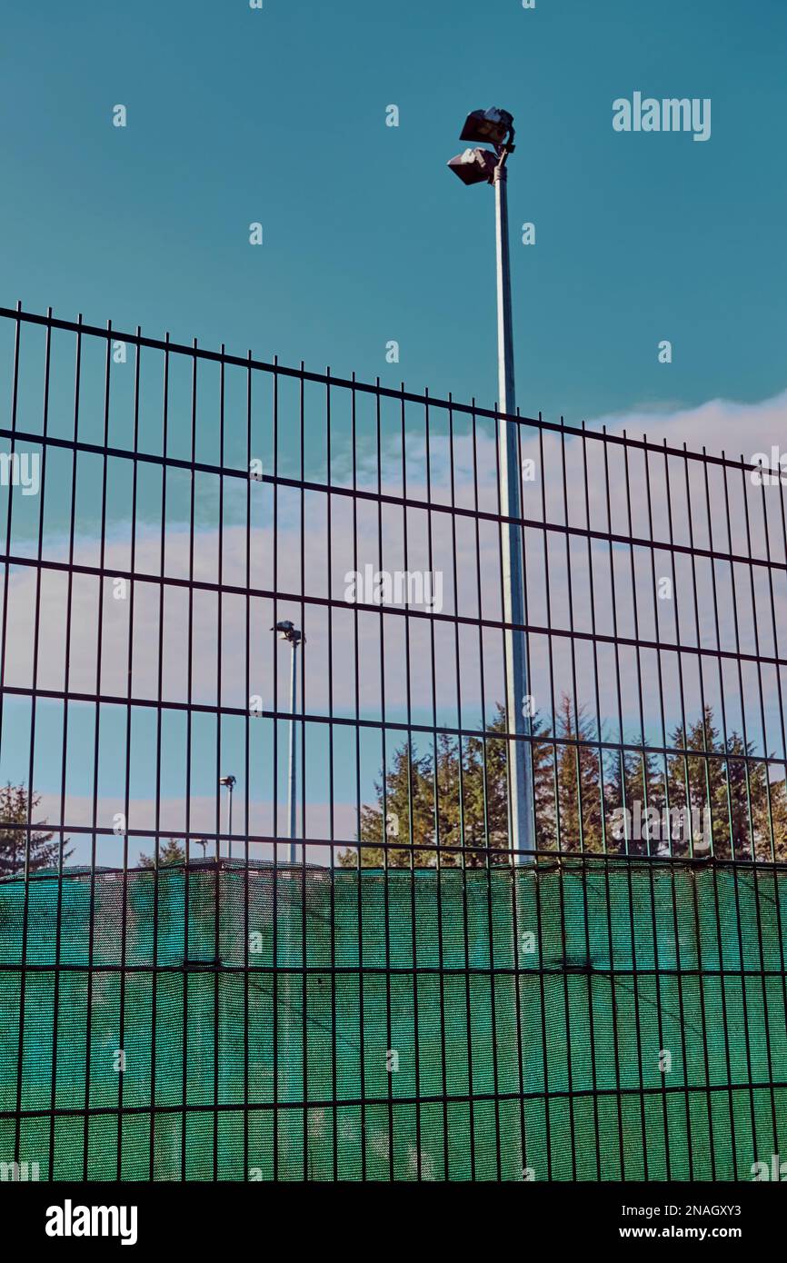 Proiettori e recinzioni in un campo da calcio, Foto Stock