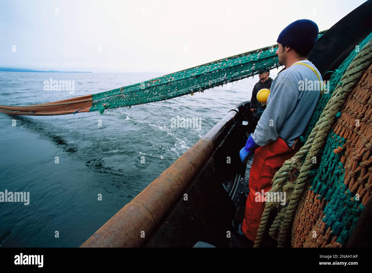 I pescatori guardano la rete di un peschereccio a strascico giocare nelle acque di Clayoquot Sound, British Columbia, Canada Foto Stock