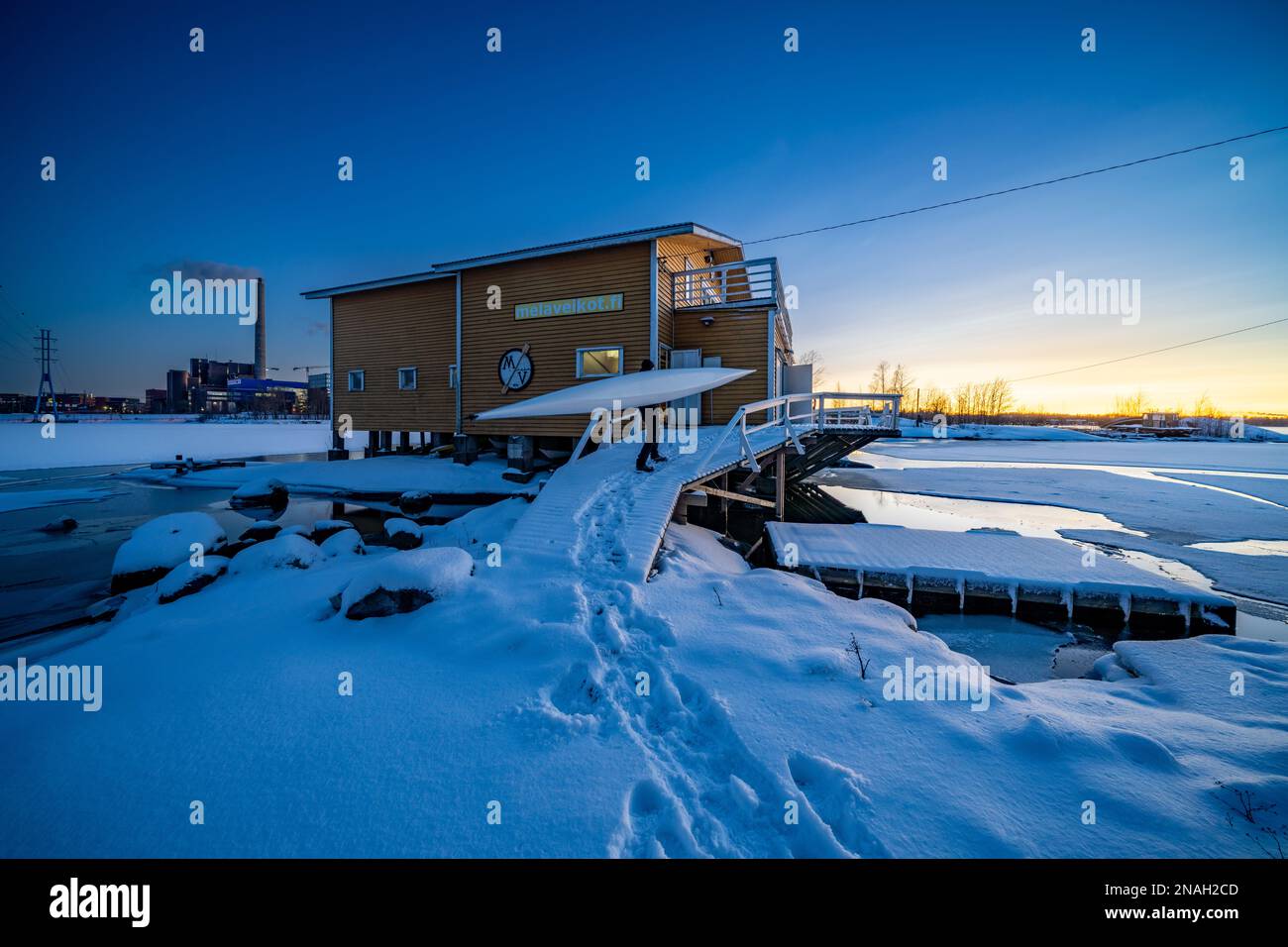 Con un kayak si ritorna al casolare di Hietaniemi, Helsinki, Finlandia Foto Stock