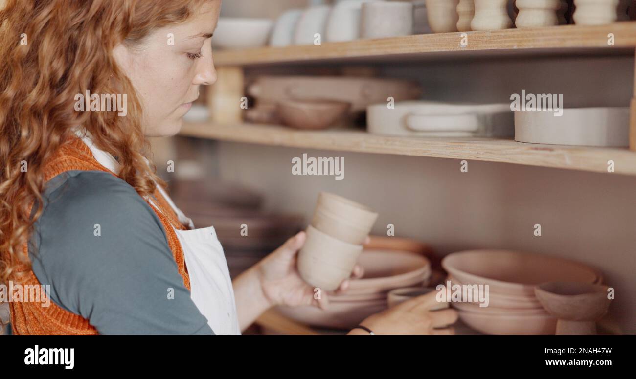 Ceramica, artista donna e scaffale per tazze in ceramica per negozio, controllare la qualità per la classe creativa o apprezzare la muffa in argilla in officina. Hobby, femmina Foto Stock