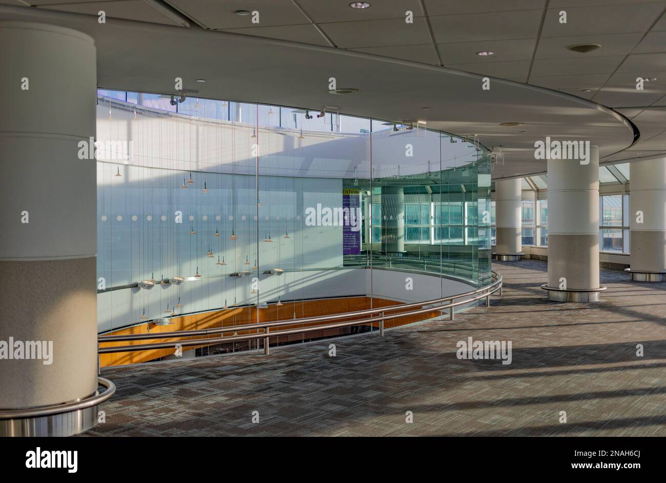 Architettura degli interni all'aeroporto internazionale di Toronto; Toronto, Ontario, Canada Foto Stock