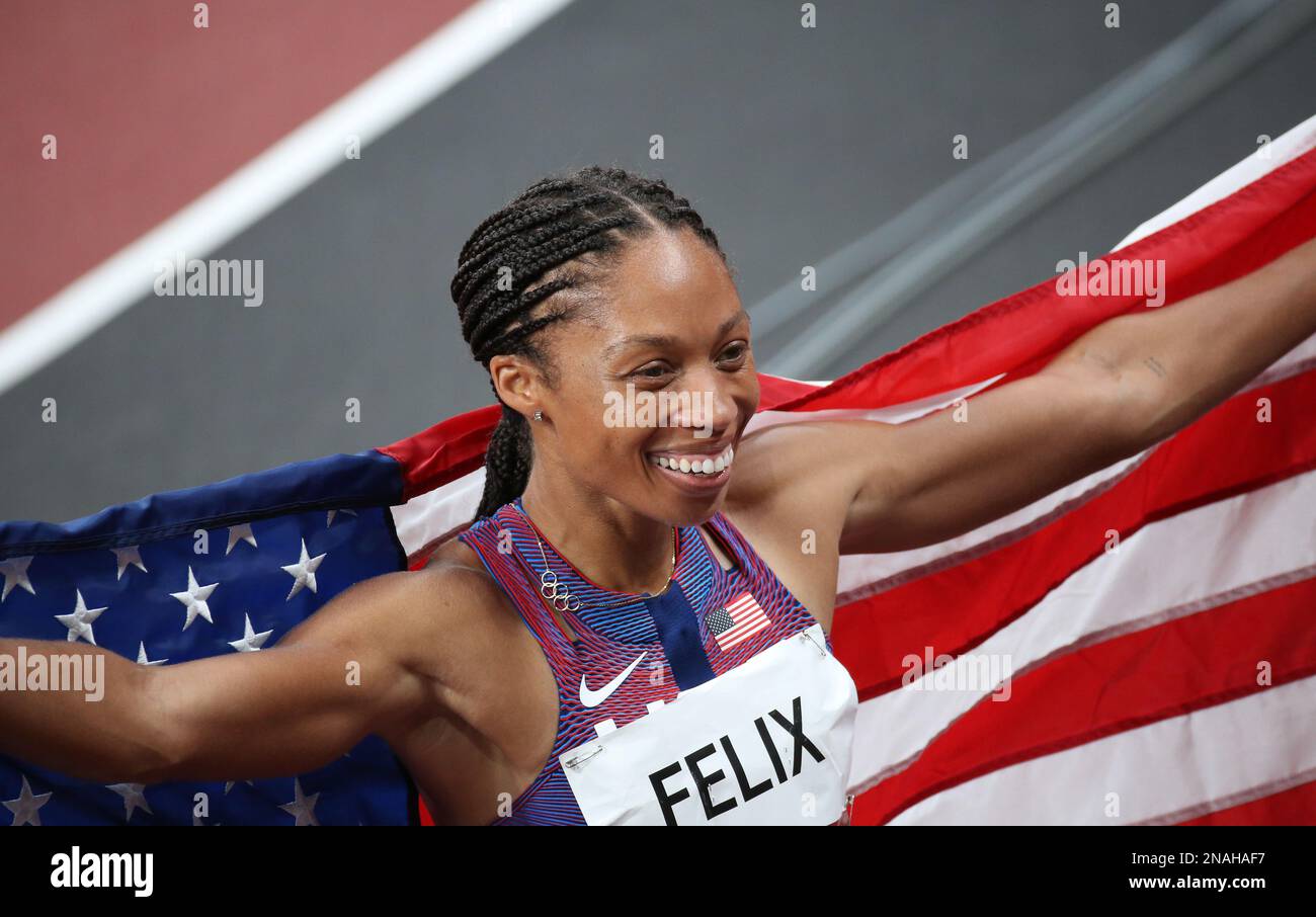 06 AGOSTO 2021 - Tokyo, Giappone: Allyson Felix degli Stati Uniti festeggia la vittoria di una medaglia di bronzo storica la finale femminile di atletica del 400m ai Giochi Olimpici di Tokyo del 2020 che la rendono la atleta femminile più decorata nella storia olimpica (Foto: Mickael Chavet/RX) Foto Stock