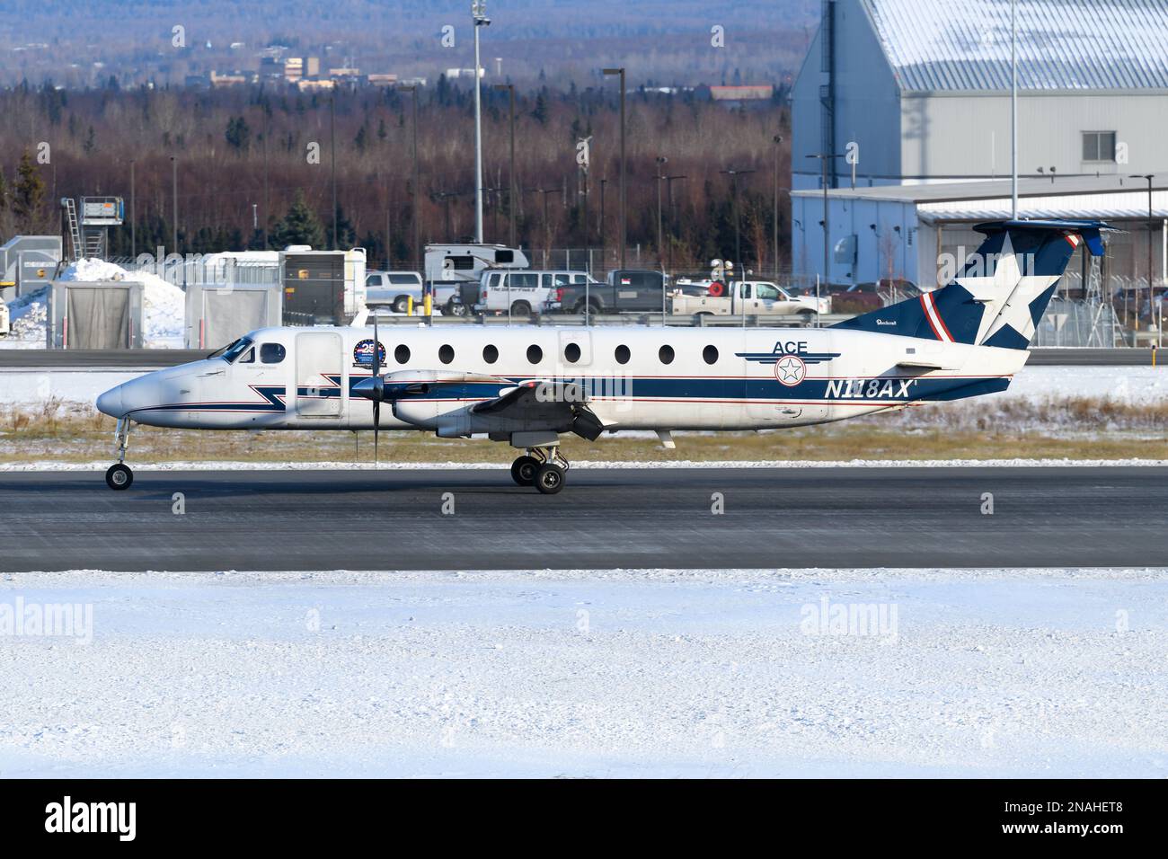 Aereo da carico ACE Faggio 1900 tassato. Alaska Central Express è una compagnia aerea cargo dell'Alaska che gestisce aerei Beechcraft 1900C. Foto Stock