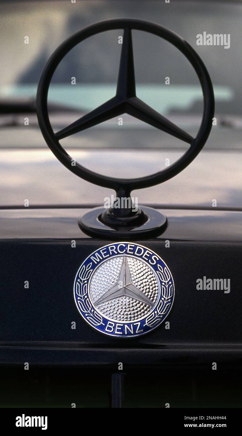Badge del cofano Mercedes-Benz su AMG-Mercedes Classe e (W124) 1990 Foto Stock