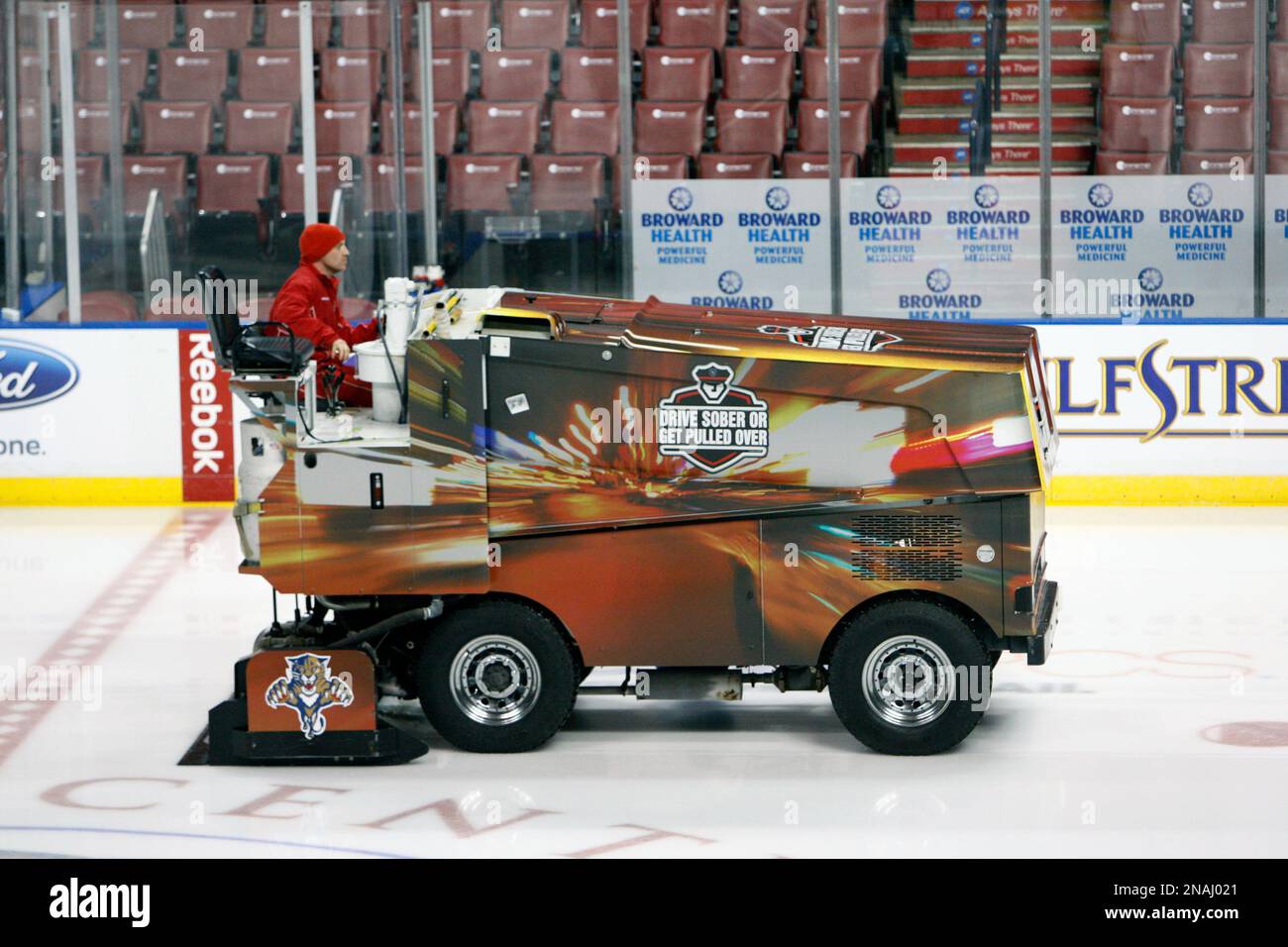 A Zamboni resurfaces the ice before an NHL hockey game between the Florida Panthers and the Montreal Canadiens, Saturday, Dec. 31, 2011, in Sunrise, Fla. (AP Photo/Wilfredo Lee) Foto Stock