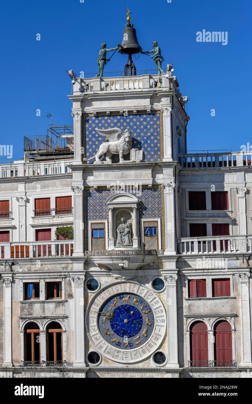 Torre dell'Orologio, torre dell'orologio con leone alare, Piazza San Marco, Venezia, Veneto, Italia Foto Stock