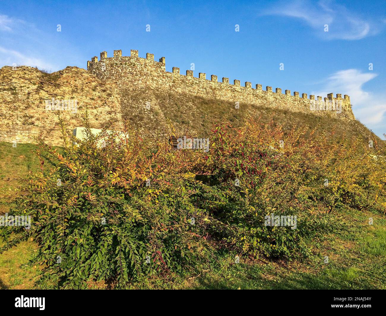 Mura medievali con merlature di fortificazione Castello storico Rocca di Lonato dal Medioevo, Lonato del Garda, Provincia di Foto Stock