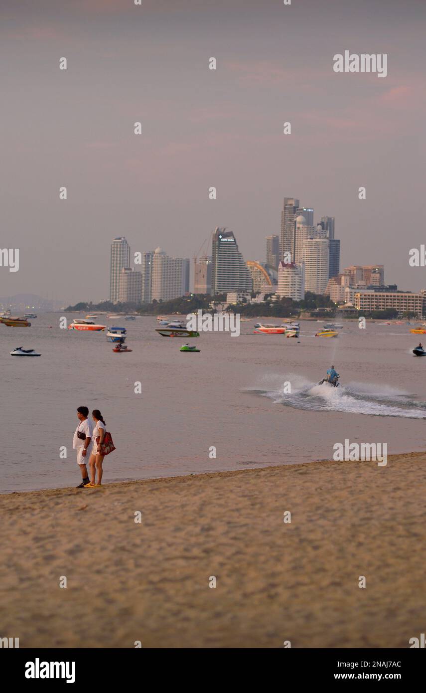 Persone su Pattaya Beach Thailandia Foto Stock