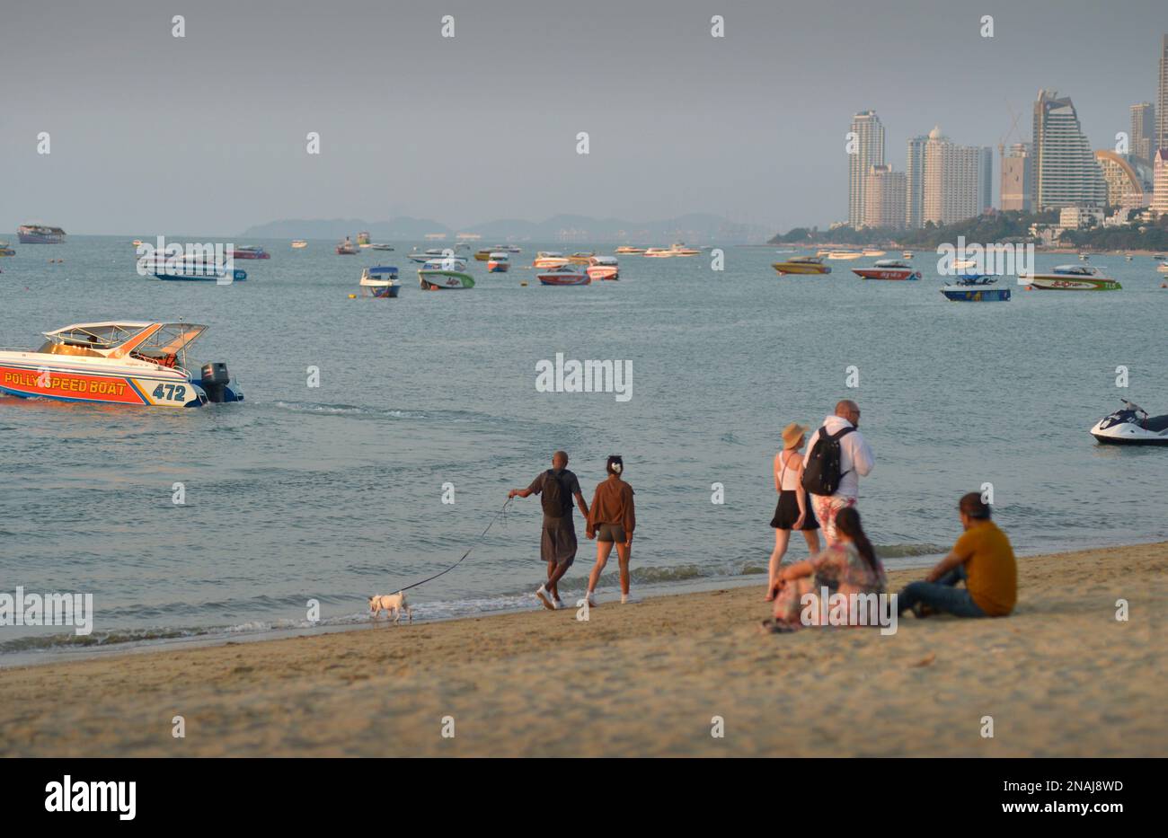 Persone su Pattaya Beach Thailandia Foto Stock