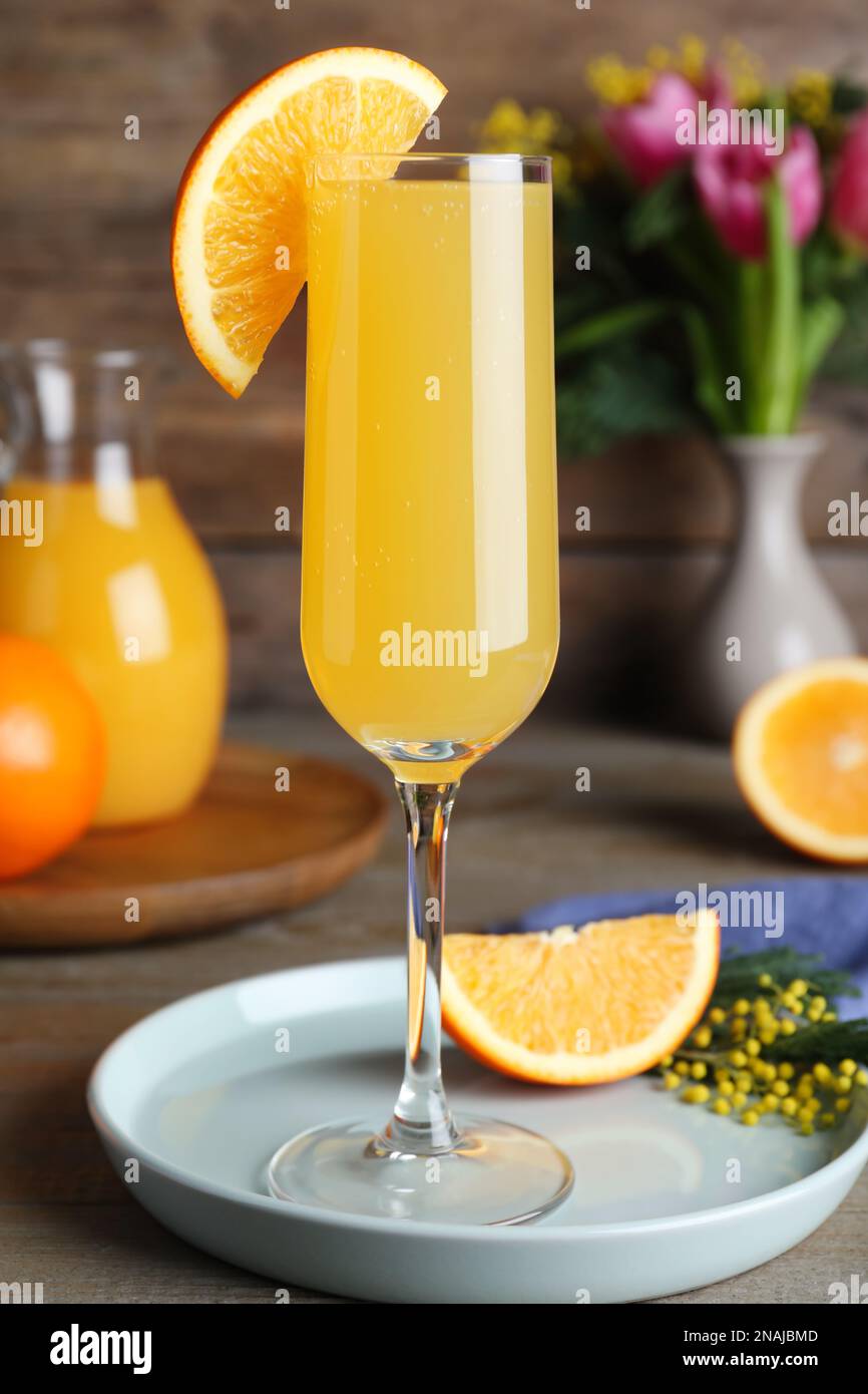 Bicchiere di cocktail Mimosa con decorazione su tavolo in legno Foto Stock