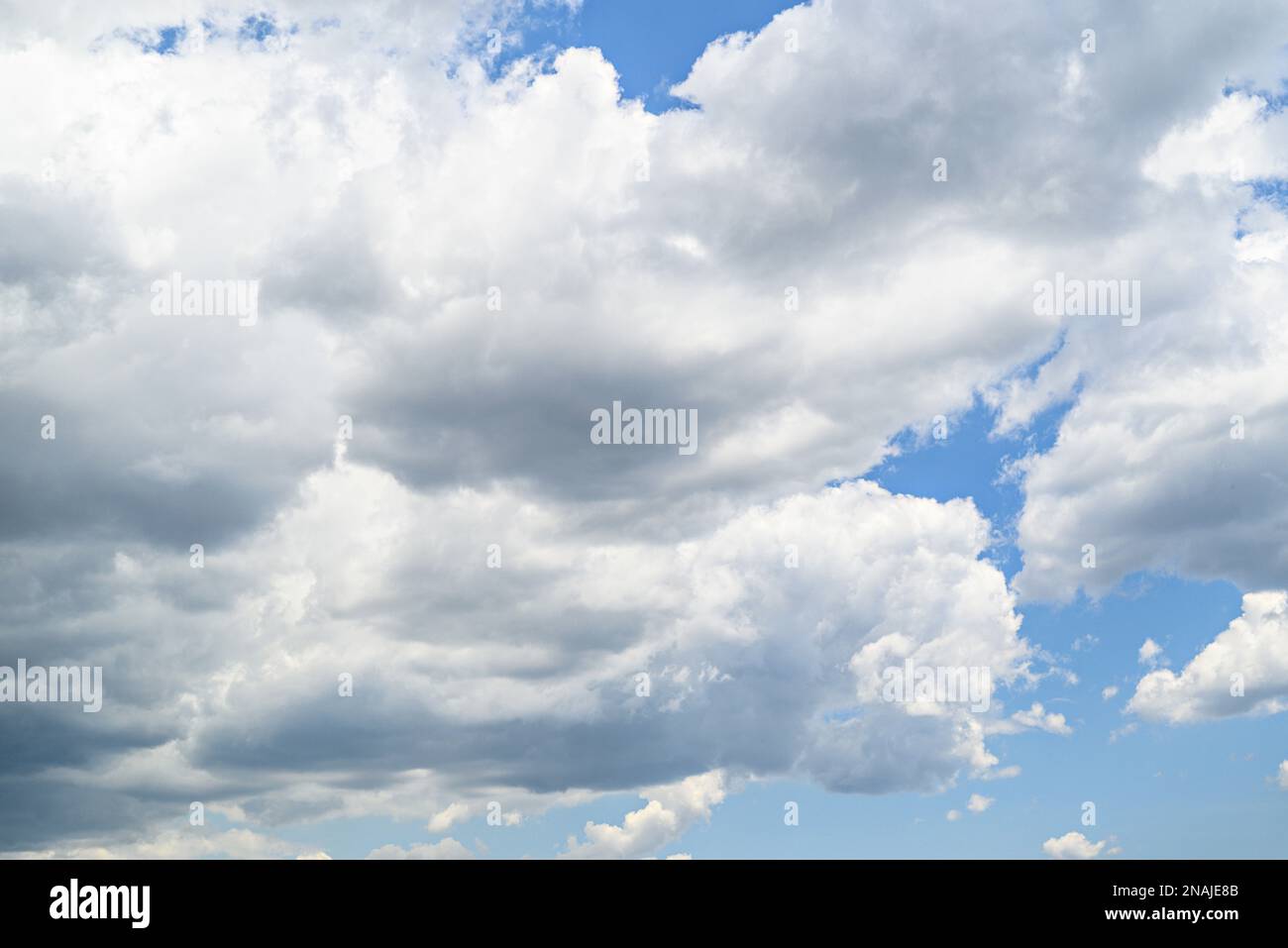 Nuvole bianche in un cielo blu brillante. La bellezza della natura Foto Stock