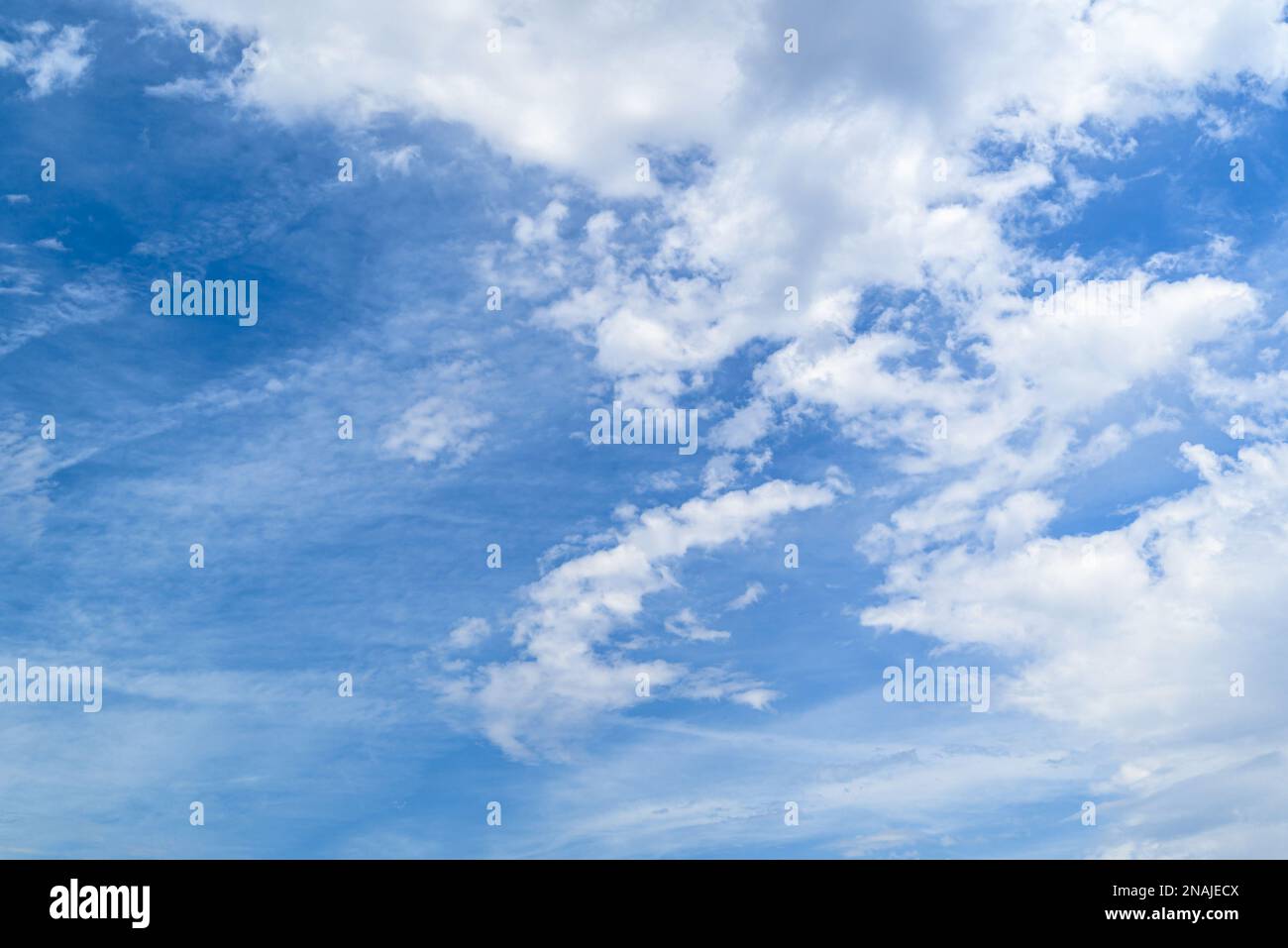 Nuvole bianche in un cielo blu brillante. La bellezza della natura Foto Stock