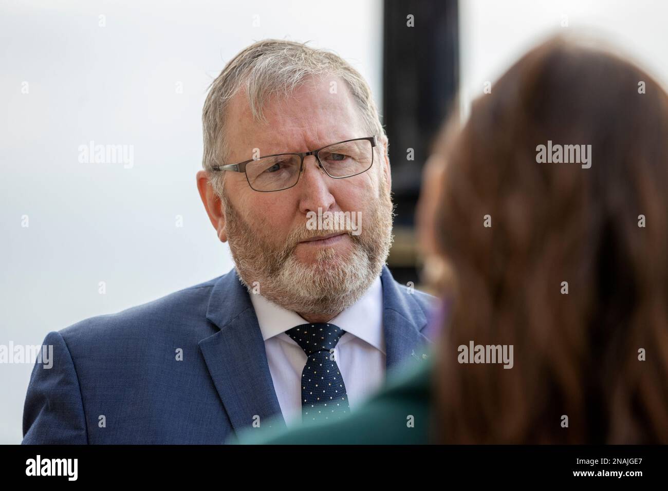 Doug Beattie MLA, leader dell'UUP, durante un'intervista sui passi degli edifici del Parlamento a Stormont, parlando del richiamo dell'assemblea martedì nel tentativo di eleggere un relatore e discutere l'attuazione della legislazione sulla donazione di organi nota come Legge di Daithi. Foto Stock