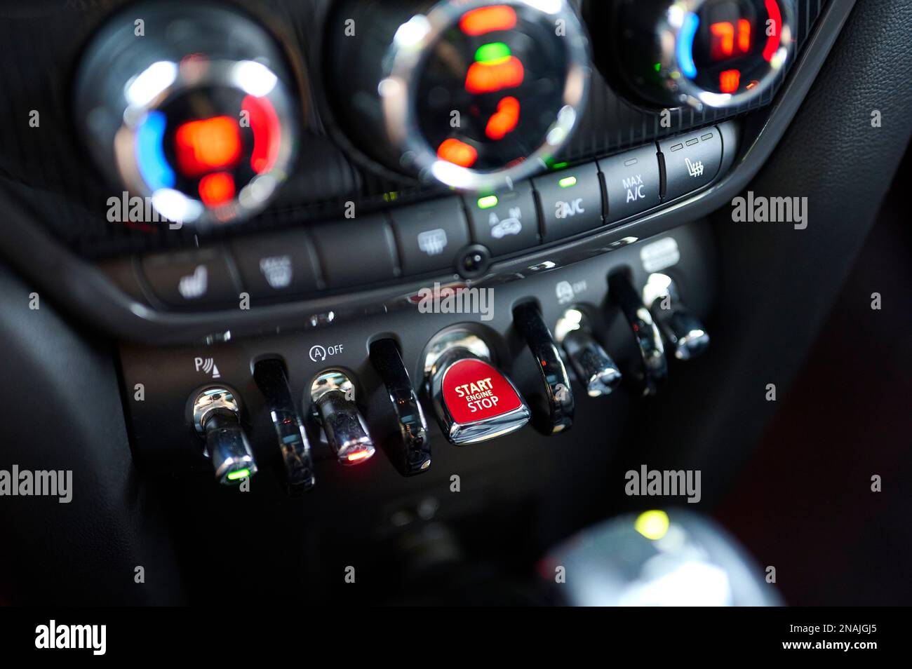 Primo piano di pulsanti, manopole e interruttori in un'auto soft focus Foto Stock