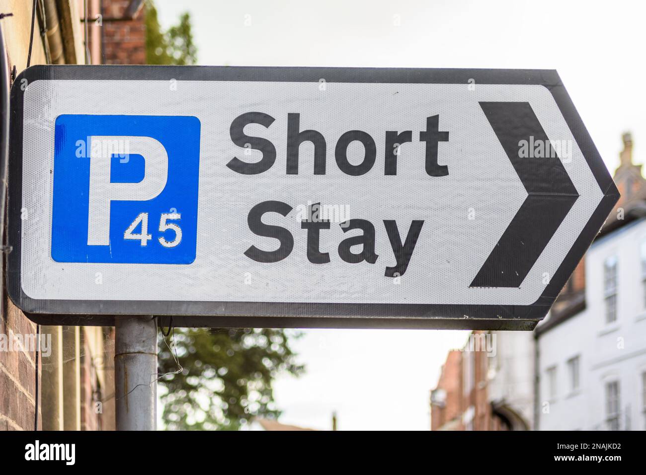 Un cartello per il parcheggio per brevi soggiorni sulla strada principale di Tewkesbury, Gloucestershire dice agli autisti che ci sono 45 posti auto per brevi soggiorni disponibili. Foto Stock