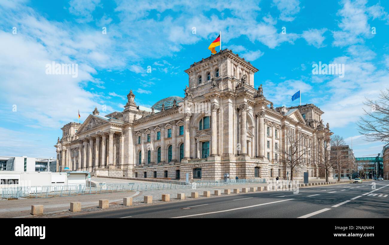 il famoso edificio reichstag a berlino, in germania Foto Stock