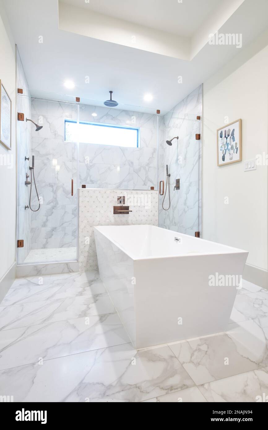 Ampia vista angolare della vasca da bagno e della cabina doccia nel bagno moderno Foto Stock