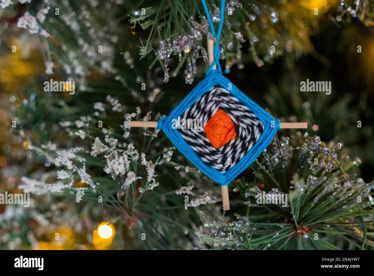 EAST GRINSTEAD, WEST SUSSEX, UK - DICEMBRE 14 : decorazione dell'albero di Natale in East Grinstead West Sussex il 14 Dicembre 2020 Foto Stock